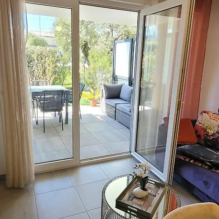 아파트 Cozy With Garden In 코골렝