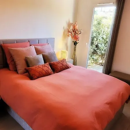 아파트 Cozy With Garden In 코골렝